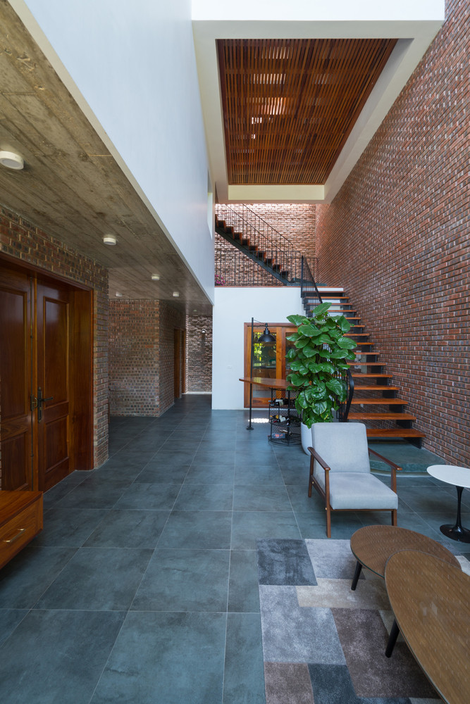 Nhà gồm 3 tầng với không gian tầng 1 là phòng khách, bếp, bàn ăn, khu vệ sinh và một phòng ngủ rộng. Ảnh: Triệu Chiến