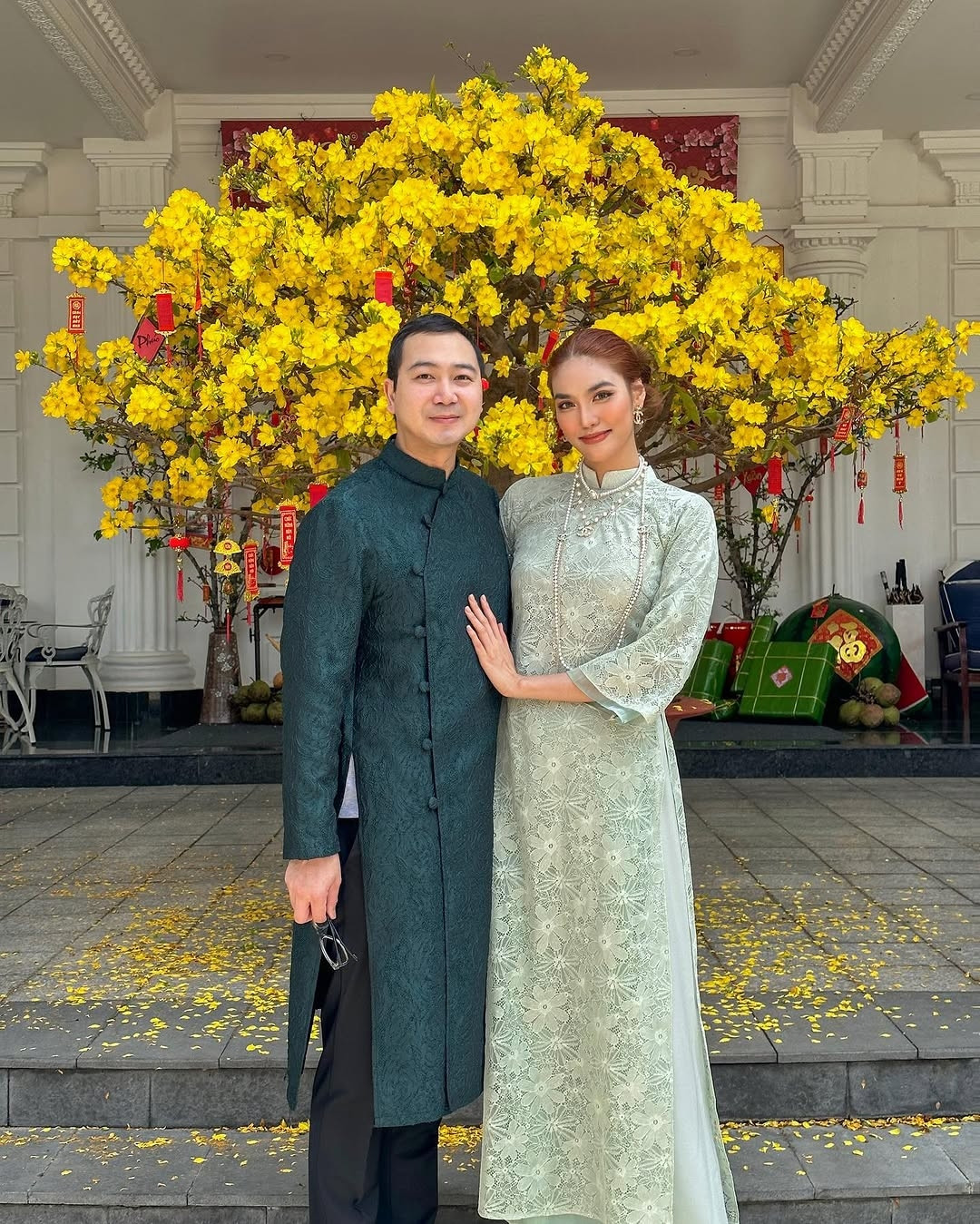 Mỗi dịp Tết đến, biệt thự dát vàng của Lan Khuê và doanh nhân John Tuấn Nguyễn lại trở thành tâm điểm chú ý của cộng đồng mạng. Bởi, năm nào người đẹp cũng trang hoàng biệt thự lộng lẫy. Ảnh: FBNV