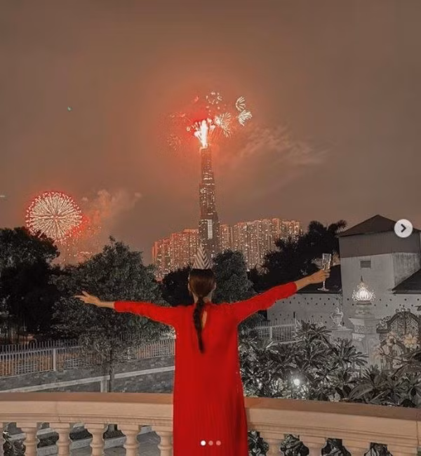 Từ ban công, Lan Khuê có thể ngắm pháo hoa rực rỡ. Ảnh: FBNV