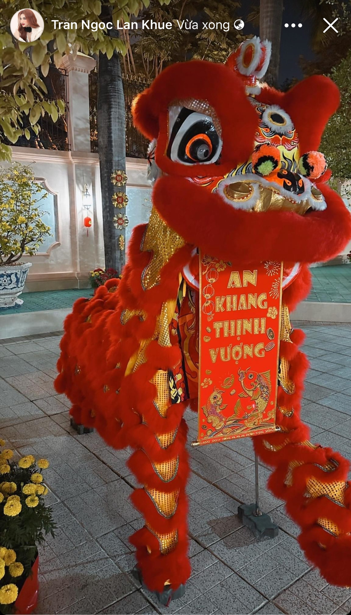 Tết năm ngoái, Lan Khuê bày trí con lân và câu đối chúc Tết sặc sỡ trước sân nhà. Ảnh: FBNV