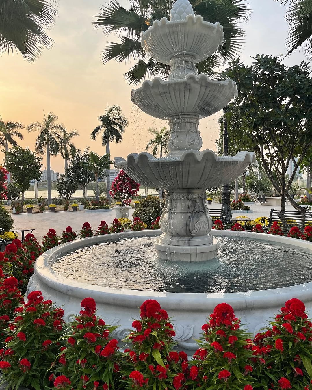 Tết Ất Tỵ năm nay, Lan Khuê khiến dân tình trầm trồ khi tiếp tục "xuống tiền" sắm các loại hoa tươi về trưng bày. Ảnh: FBNV