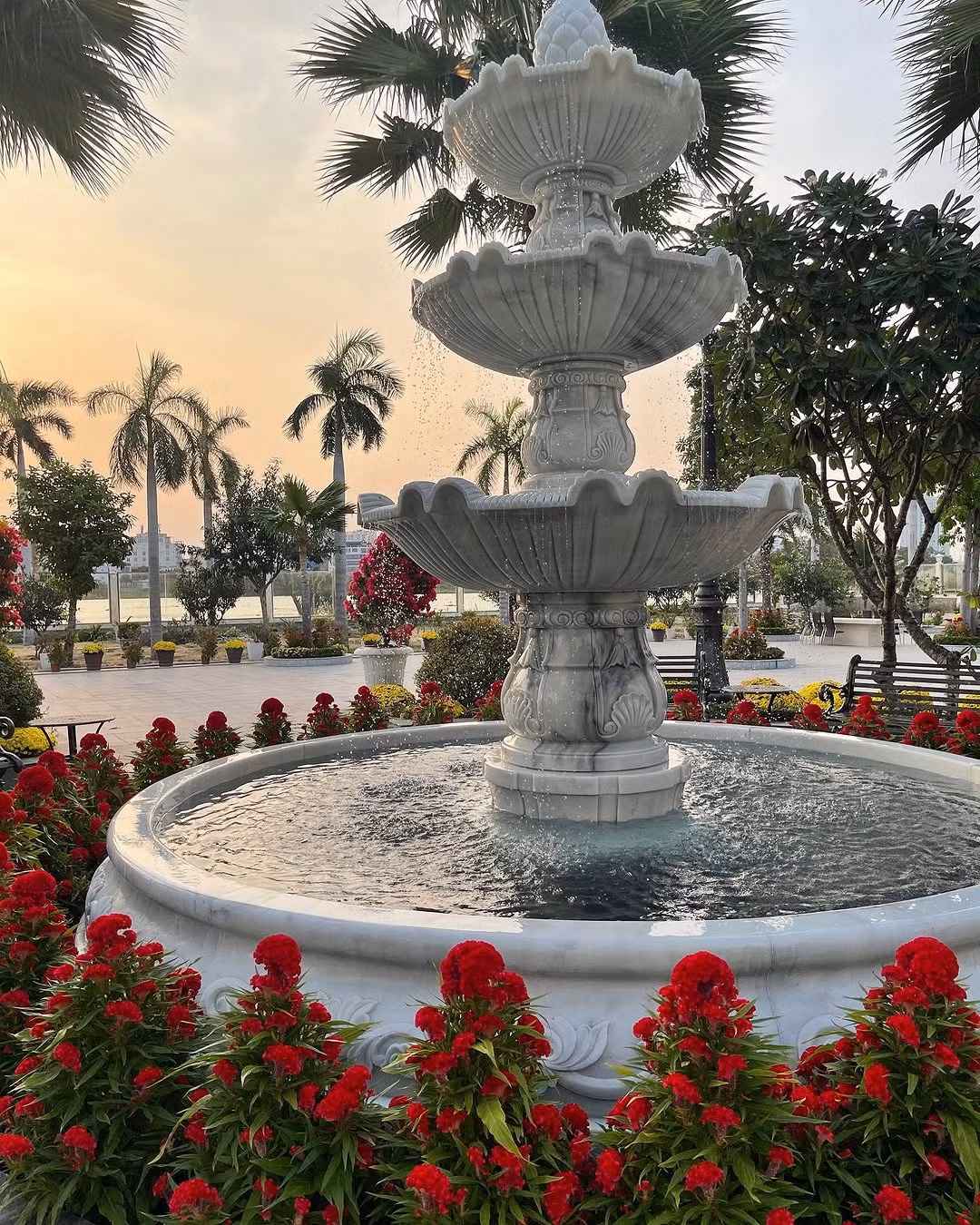 Tết Ất Tỵ năm nay, Lan Khuê khiến dân tình trầm trồ khi tiếp tục "xuống tiền" sắm các loại hoa tươi về trưng bày. Ảnh: FBNV