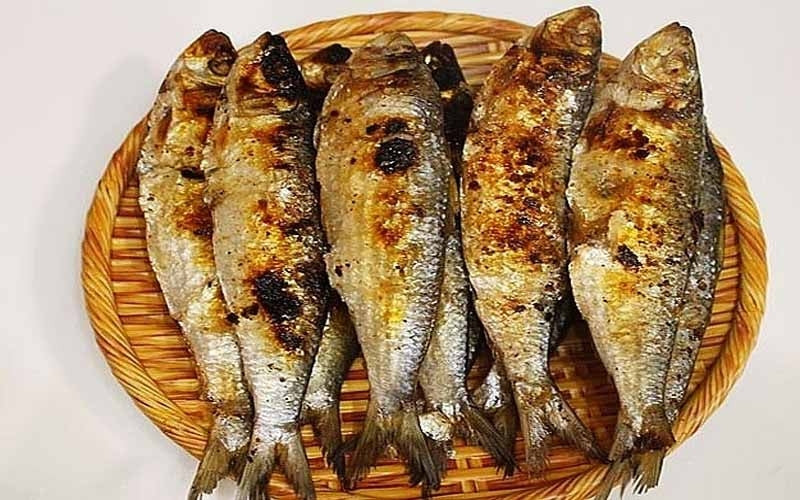 Cá trích nướng được chuẩn bị sẵn, chỉ cần hâm nóng lại là có thể thưởng thức. Trong khi đó, cá tươi được làm sạch và đặt trong túi zip, người dùng rửa sơ qua là có thể bắt đầu chế biến. Ảnh: Internet