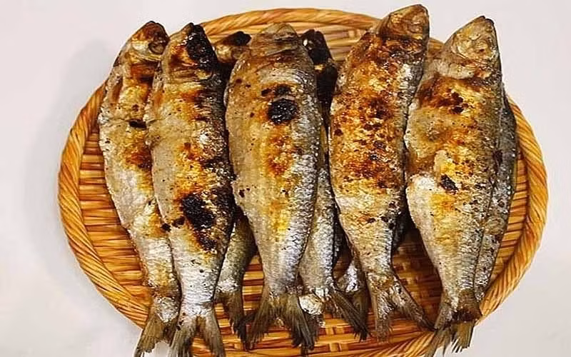 Cá trích nướng được chuẩn bị sẵn, chỉ cần hâm nóng lại là có thể thưởng thức. Trong khi đó, cá tươi được làm sạch và đặt trong túi zip, người dùng rửa sơ qua là có thể bắt đầu chế biến. Ảnh: Internet