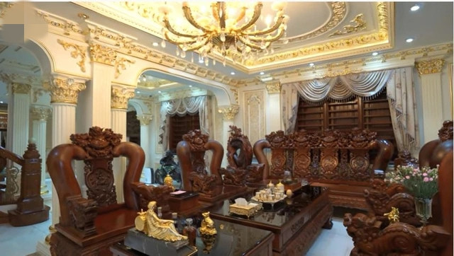 Căn biệt thự 300m2 được xây dựng và bài trí theo phong cách cá nhân của gia chủ. Đặc biệt nhất là động đâu cũng thấy gỗ quý hiếm. Ảnh chụp màn hình NhaTo