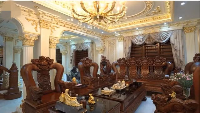 Căn biệt thự 300m2 được xây dựng và bài trí theo phong cách cá nhân của gia chủ. Đặc biệt nhất là động đâu cũng thấy gỗ quý hiếm. Ảnh chụp màn hình NhaTo