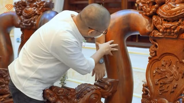 Theo tiết lộ, gia chủ rất mê gỗ và phải dành đến 5 năm để chuẩn bị, mua gom gỗ nguyên khối, thuê thợ đến chạm khắc các món đồ gỗ trong nhà. Ảnh chụp màn hình NhaTo