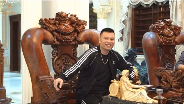 Cách đây không lâu, kênh YouTube NhaTo giới thiệu căn biệt thự 3 tầng được làm bằng gỗ quý của một doanh nhân người Thanh Hóa. Ảnh chụp màn hình NhaTo