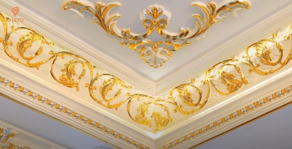 Các phào chỉ, họa tiết đắp nổi trên trần và ở các cột nhà cũng được dát vàng. Ảnh chụp màn hình NhaTo