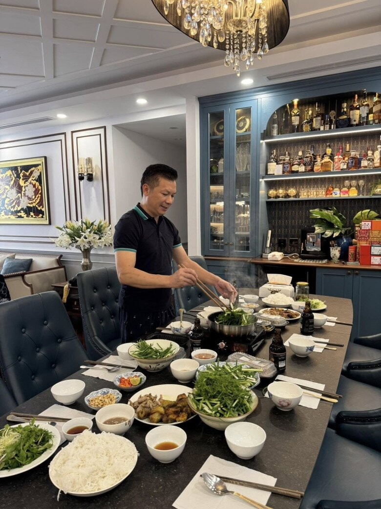 Đời thường, Shark Hưng vẫn vào bếp nấu ăn cho vợ. Ảnh: FBNV