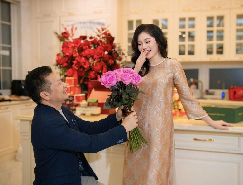 Mới đây, hình ảnh Shark Hưng quỳ gối tặng hoa vợ đẹp nhân dịp kỷ niệm 7 năm ngày cưới khiến nhiều cộng đồng mạng không khỏi ngưỡng mộ. Ảnh: FBNV