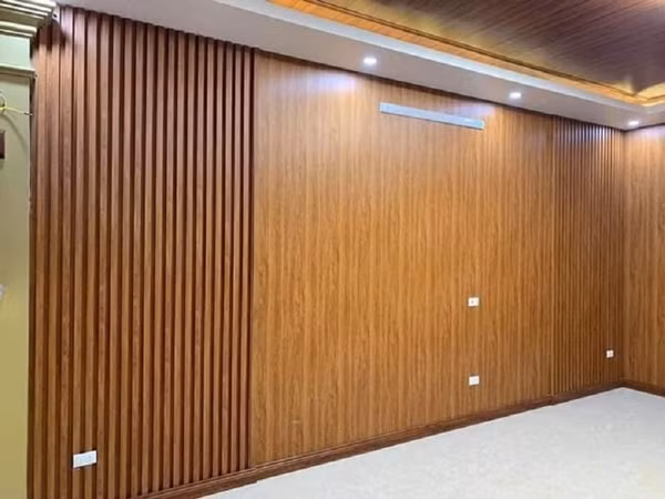 Ốp tường giả gỗ cũng là lựa chọn lý tưởng không chỉ mang lại cảm giác ấm cúng mà còn có khả năng chống thấm tốt, giúp bảo vệ tường khỏi ẩm ướt trong mùa nồm. Ảnh: Chiến Long