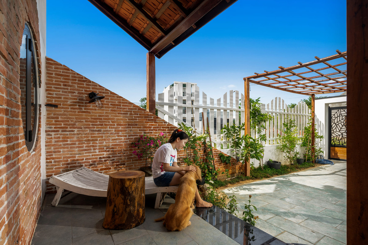 Bên cạnh đó, trong nhà còn bố trí thêm 2 không gian đọc sách và làm việc riêng biệt. Ảnh: GreenConcept