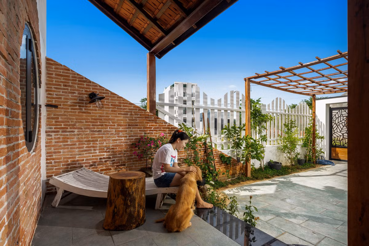 Bên cạnh đó, trong nhà còn bố trí thêm 2 không gian đọc sách và làm việc riêng biệt. Ảnh: GreenConcept