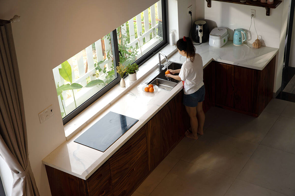 Khu bếp tối giản, bố trí cạnh cửa sổ lớn. Ảnh: GreenConcept