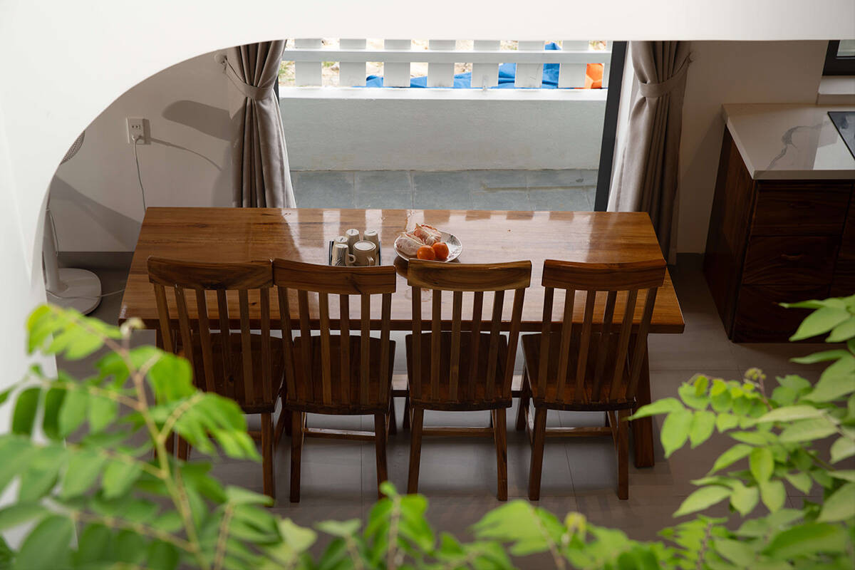 Khu vực sinh hoạt với diện tích vừa đủ kết hợp các khoảng đóng mở thiết kế khéo léo tạo nên một công trình thoáng mát và giao hoà với thiên nhiên. Ảnh: GreenConcept