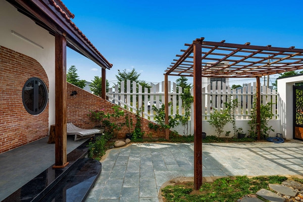 Lối vào bên trong được bố trí nằm giữa ngôi nhà theo phương dọc của khu đất, chia thành không gian tĩnh và động rõ ràng, tạo sự riêng tư nhưng vẫn dễ dàng liên hệ các thành viên trong các hoạt động chung. Ảnh: GreenConcept