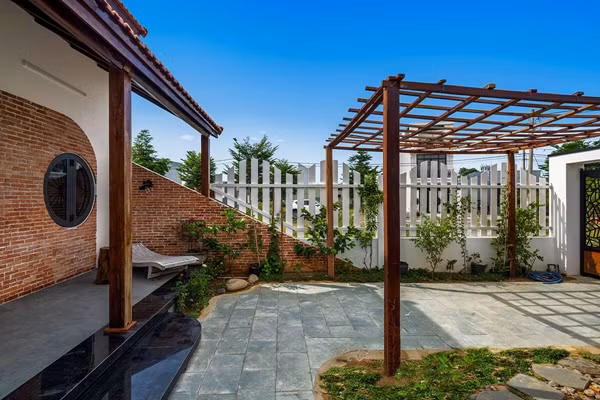 Lối vào bên trong được bố trí nằm giữa ngôi nhà theo phương dọc của khu đất, chia thành không gian tĩnh và động rõ ràng, tạo sự riêng tư nhưng vẫn dễ dàng liên hệ các thành viên trong các hoạt động chung. Ảnh: GreenConcept