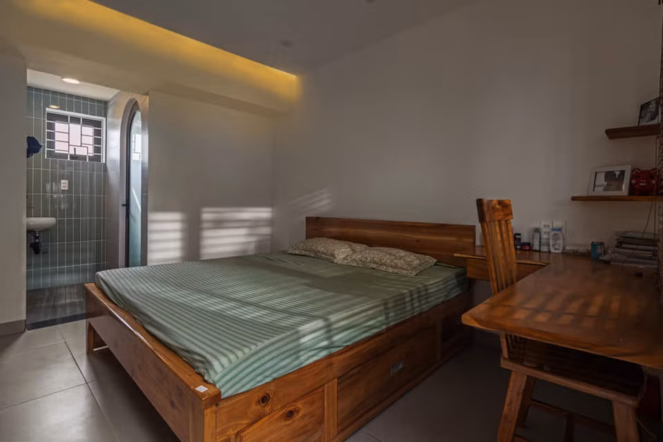 Từ hành lang, có thể nhìn thấy phòng ngủ master, được bố trí đơn giản, đi kèm với một phòng thay đồ đáp ứng nhu cầu sử dụng của gia chủ. Ảnh: GreenConcept