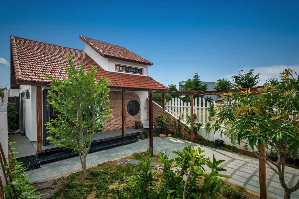 Không gian bên ngoài là khoảng sân vườn lớn trồng rau, cây xanh kết hợp để xe tăng khả năng lấy sáng tự nhiên vào phòng ngủ ông bà. Ảnh: GreenConcept