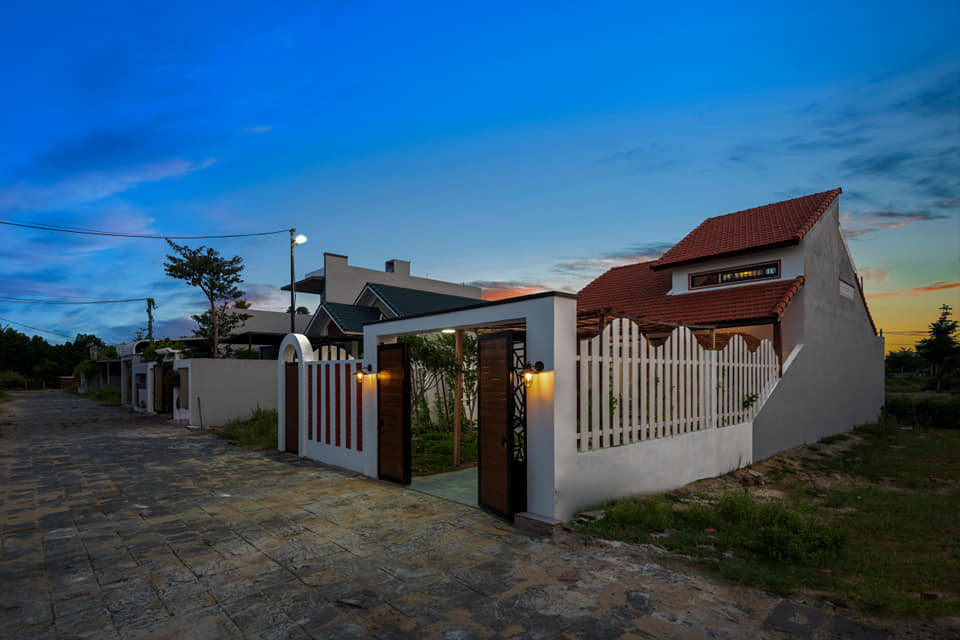 Tọa lạc trên mảnh đất rộng 160m2 tại khu đô thị Điện Bàn (Quảng Nam), Porch House tạo dấu ấn khác biệt từ mặt dựng đến không gian kiến trúc so với bối cảnh xung quanh. Ảnh: GreenConcept