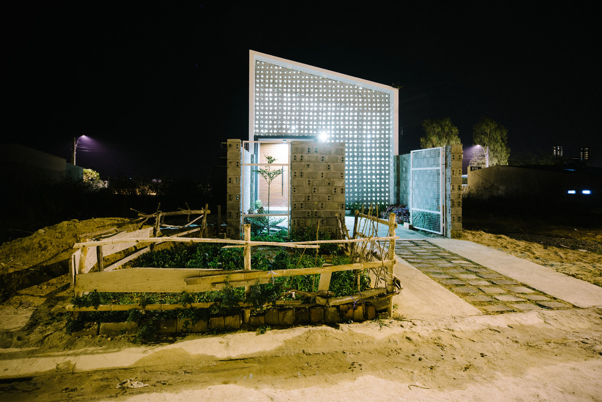 Ngôi nhà gây ấn tượng với việc sử dụng mái dốc, đơn giản nhưng hài hòa với bản sắc của vùng đất Tây Nguyên. Ảnh: Khuon Studio