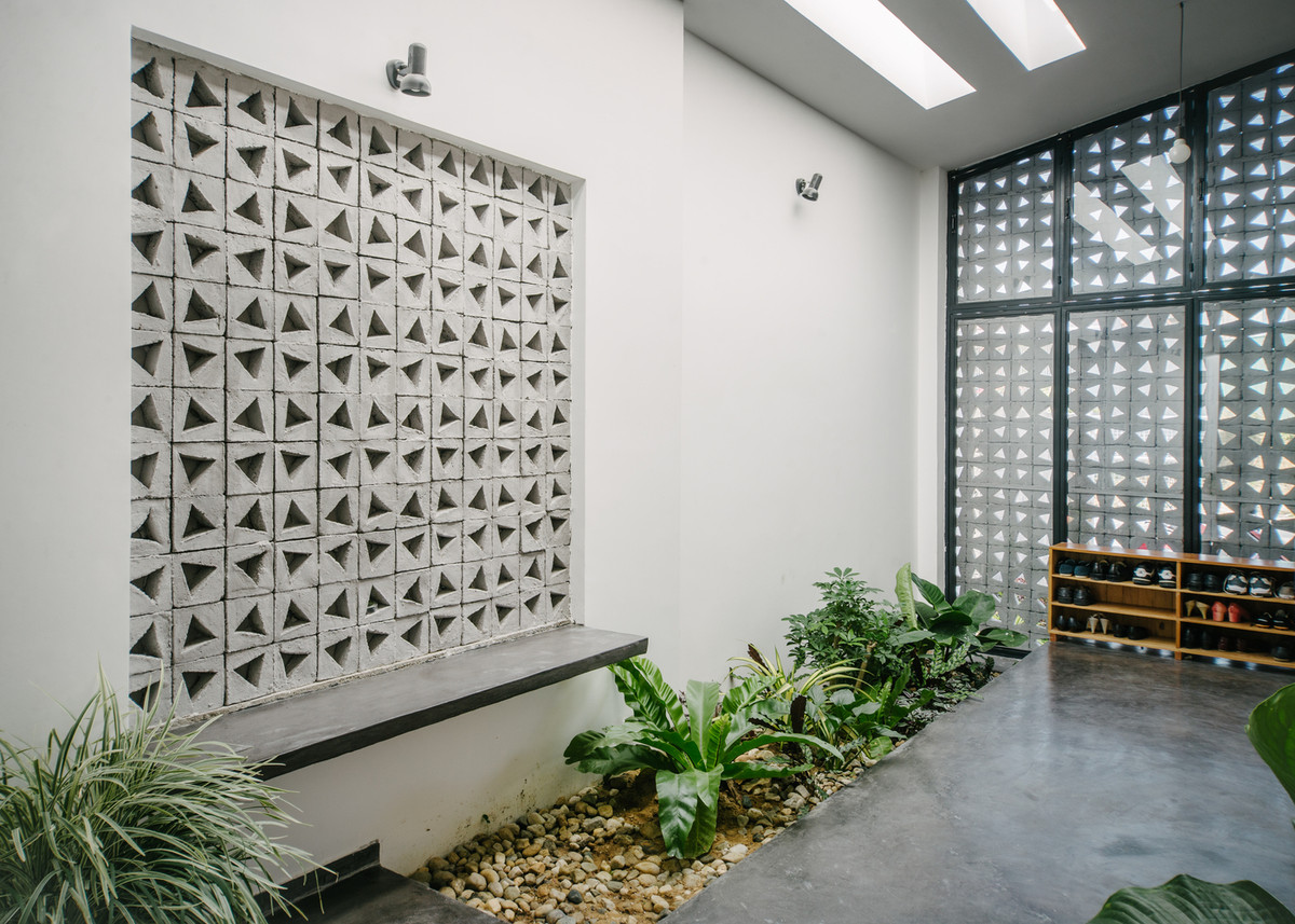 Gạch bông gió được sử dụng ở mặt ngoài của căn nhà như một phương án hữu hiệu nhằm tạo mặt đứng che chắn nhưng vẫn đảm bảo sự lưu thông không khí. Ảnh: Khuon Studio