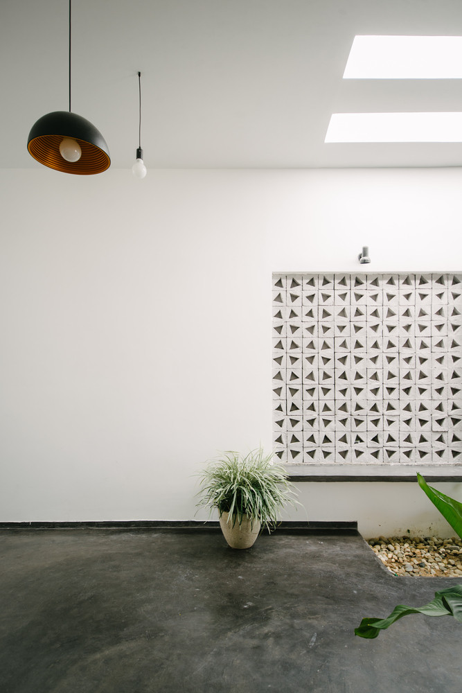 Với ưu điểm góp phần cách nhiệt, chi phí thấp và dễ làm thủ công, vợ chồng trẻ đã tự mình tạo ra hơn 1.300 viên gạch để sử dụng cho toàn bộ ngôi nhà. Ảnh: Khuon Studio