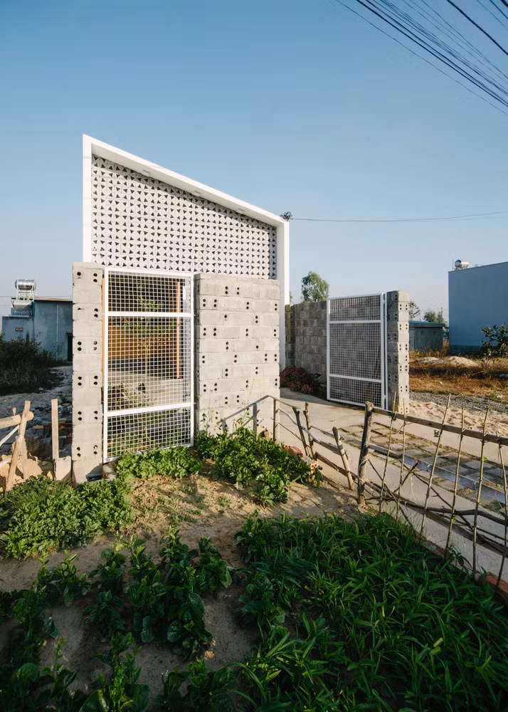 Nằm trên khu đất khá dài và hẹp tại Kon Tum, Nhà KonTum là công trình kiến trúc độc, lạ và đẹp nhờ sự kết hợp của các yếu tố sáng tạo trong thiết kế, đề cao tính thẩm mỹ và tận dụng được những lợi thế của môi trường sống tại địa phương. Ảnh: Khuon Studio