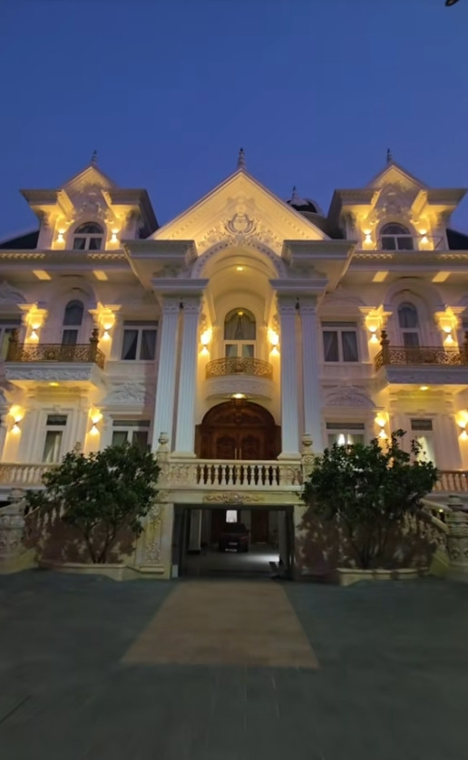 Đêm xuống, biệt thự sáng bừng với ánh đèn rực rỡ, tạo nên khung cảnh ảo diệu và lung linh. Ảnh : @tan_nguyenminh