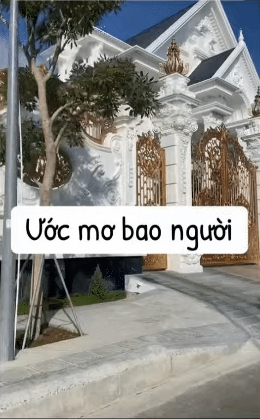 Theo đoạn video chia sẻ, có thể thấy dinh thự được bao quanh bởi hàng rào kết hợp cổng nhôm đúc nguy nga tráng lệ. Ảnh: @t7alu