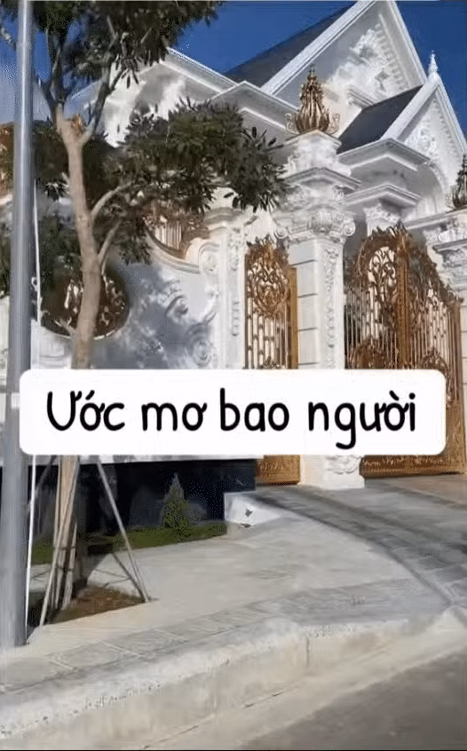 Theo đoạn video chia sẻ, có thể thấy dinh thự được bao quanh bởi hàng rào kết hợp cổng nhôm đúc nguy nga tráng lệ. Ảnh: @t7alu