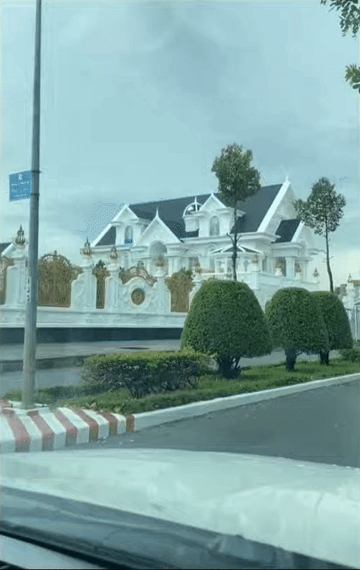 Căn biệt thự màu trắng gây ấn tượng với lối kiến trúc phương Tây, khiến bất kỳ ai đi ngang qua cũng choáng ngợp. Ảnh: @nhamaysanxuatnhomduc