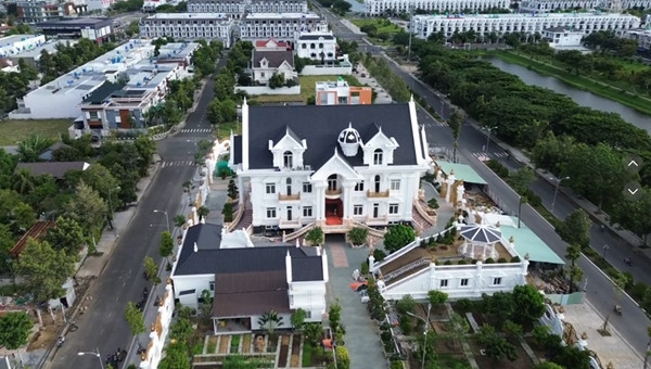 Dinh thự 4 mặt tiền rộng 4.000m2, phía trước và sau là khuôn viên sân vườn và những khoảng sân nhỏ để trồng rau, cây ăn quả. Ảnh: @t7alu