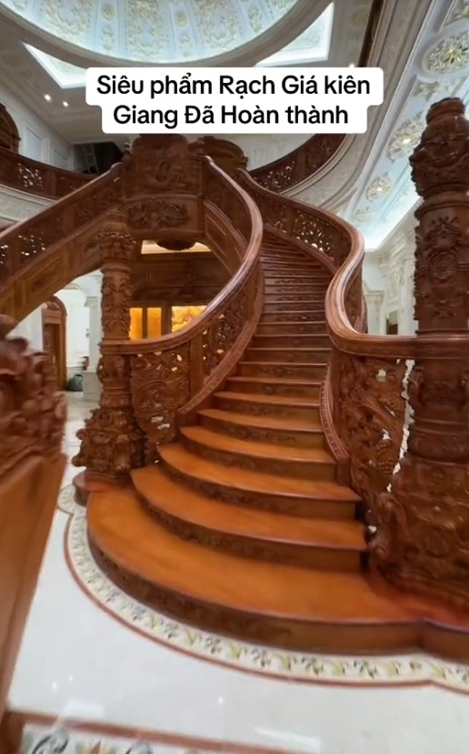 Cầu thang gỗ cũng chính là lối lên, kết nối không gian thông tầng bên trong căn biệt thự. Ảnh: @tan_nguyenminh