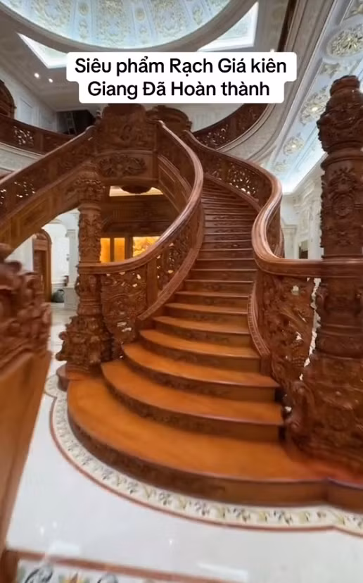 Cầu thang gỗ cũng chính là lối lên, kết nối không gian thông tầng bên trong căn biệt thự. Ảnh: @tan_nguyenminh