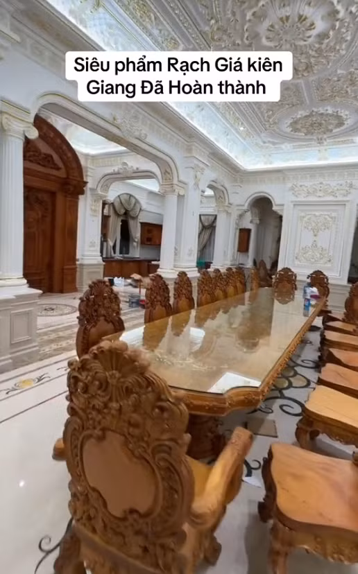 Bàn ăn dài mang phong cách hoàng gia. Ảnh: @tan_nguyenminh