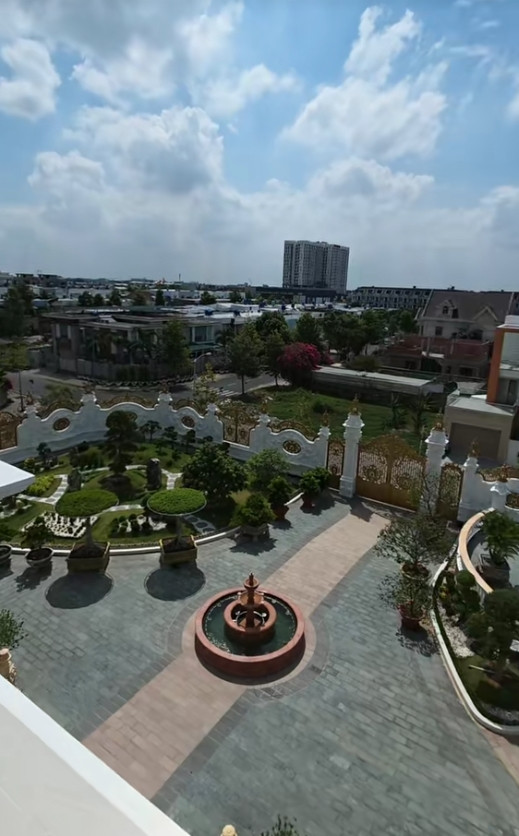 Khoảng sân rộng mênh mông với nhiều cây cảnh được cắt tỉa gọn gàng. Ảnh: @tan_nguyenminh