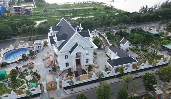 Mới đây, cộng đồng mạng xôn xao trước căn biệt phủ nguy nga, tráng lệ tại Rạch Giá (Kiên Giang). Ảnh: @t7alu