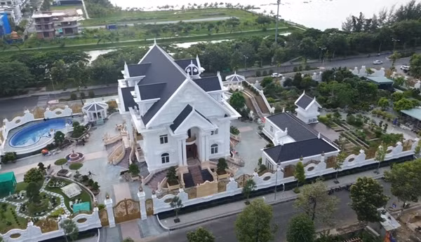 Mới đây, cộng đồng mạng xôn xao trước căn biệt phủ nguy nga, tráng lệ tại Rạch Giá (Kiên Giang). Ảnh: @t7alu