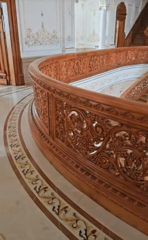 Hành lang trên tầng cũng làm bằng gỗ với chi tiết chạm trổ cầu kỳ. Ảnh: @tan_nguyenminh