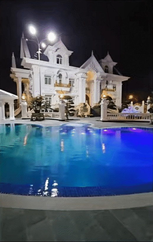 Phía trước dinh thự là bể bơi lớn. Ảnh: @tan_nguyenminh