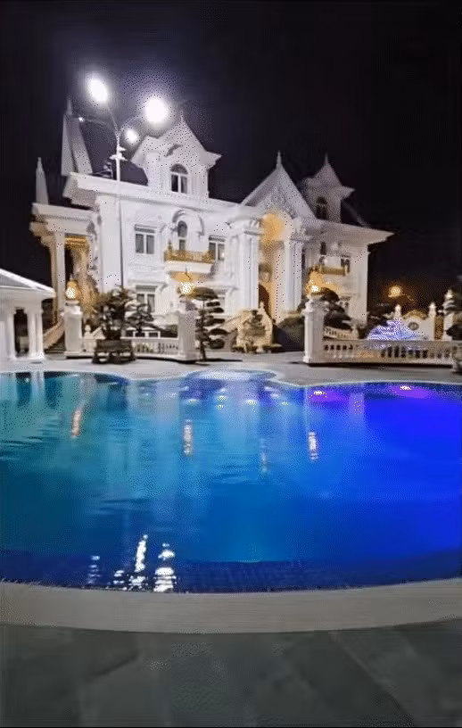 Phía trước dinh thự là bể bơi lớn. Ảnh: @tan_nguyenminh