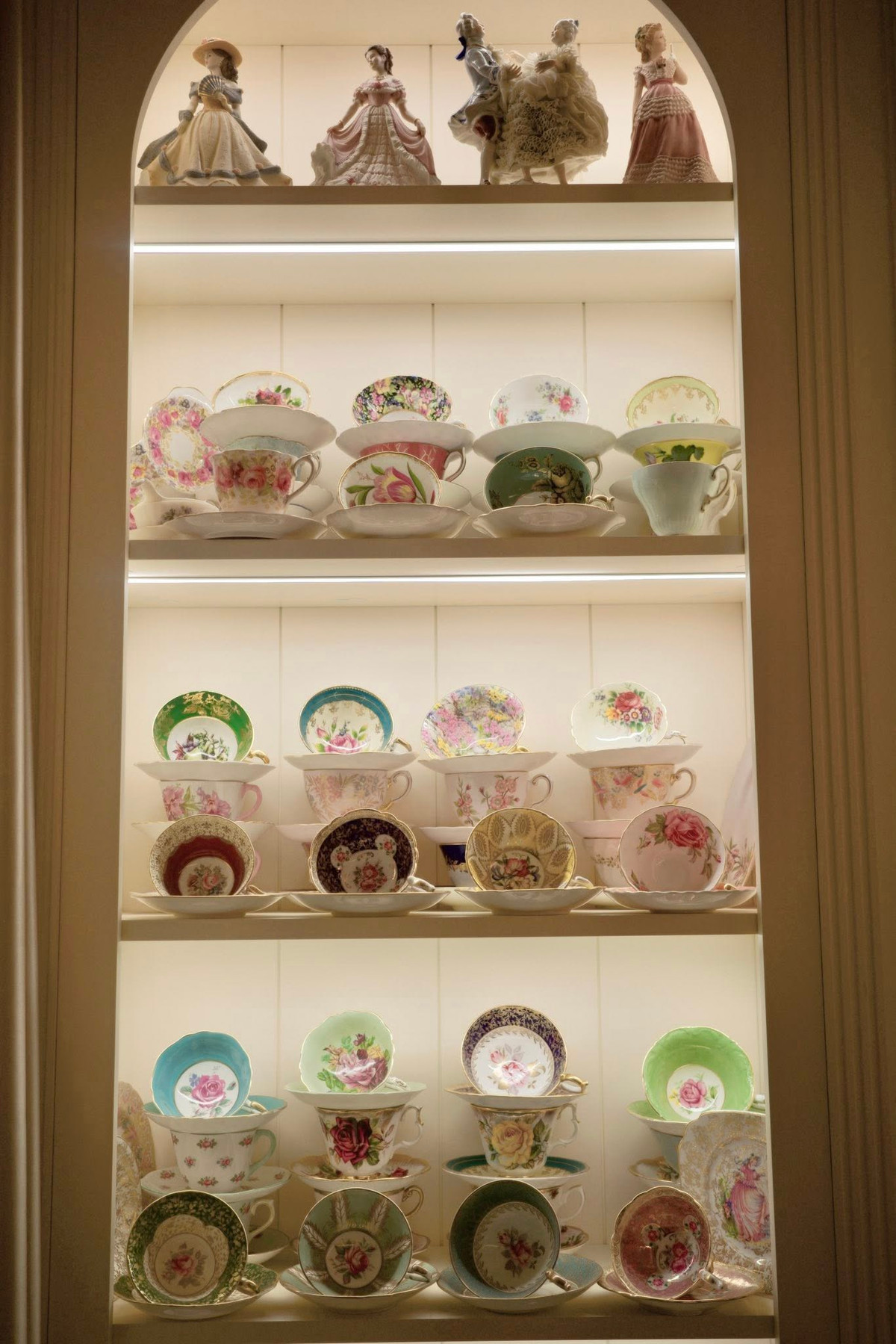 Bộ sưu tập đáng giá của MC Diệp Chi là những cốc trà sứ xương đẹp mắt. Ảnh: FBNV