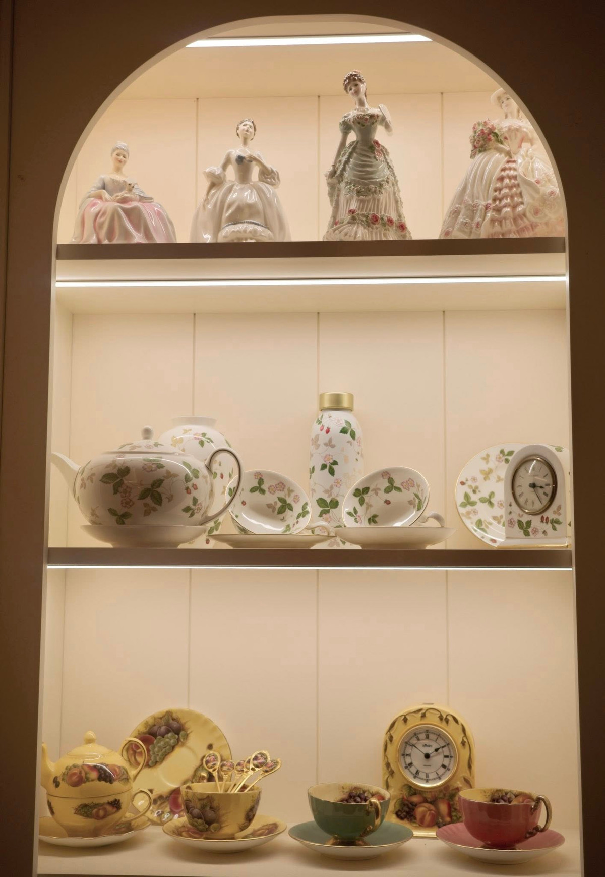 Những món đồ được sắp xếp gọn gàng, món nào cũng lung linh như kho báu trong truyện cổ tích. Ảnh: FBNV