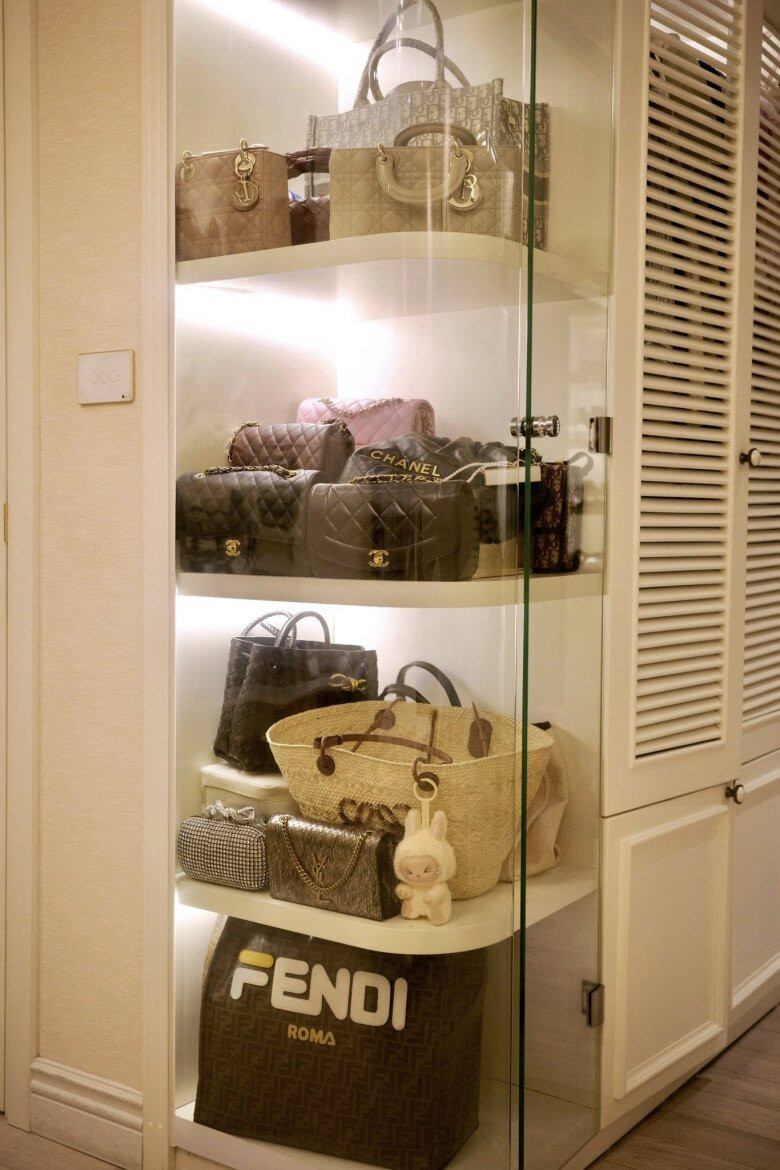 Túi xách được bảo quản cẩn thận trong tủ kính. Ảnh: FBNV
