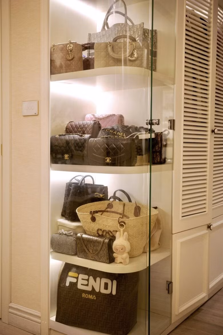 Túi xách được bảo quản cẩn thận trong tủ kính. Ảnh: FBNV