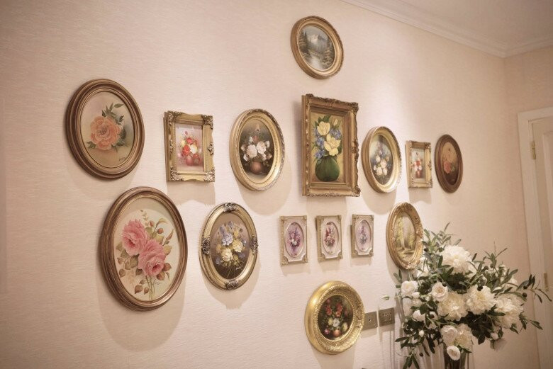Tranh hoa theo phong cách vintage được đóng khung vàng sang trọng. Ảnh: FBNV