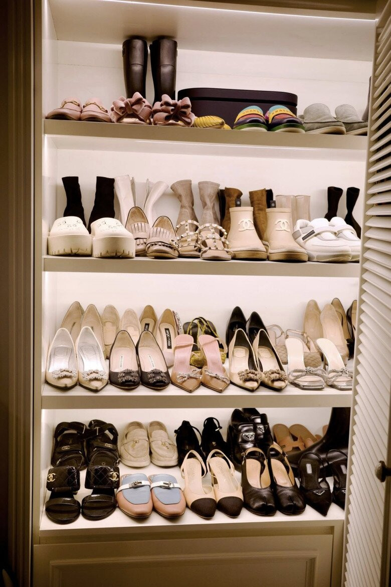 Giày dép được cô sắp xếp theo từng tầng. Ảnh: FBNV