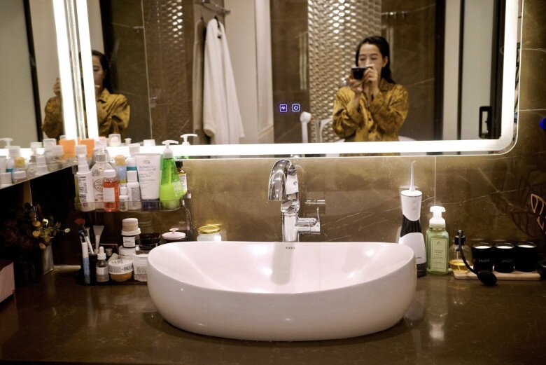 Phòng tắm luôn gọn sạch và khô ráo. Ảnh: FBNV